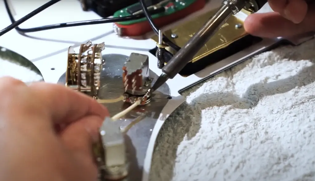 En akustisk gitar krever litt kos og stell om du vil ha den i mange år. 